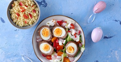 Schotteneier mit Frühlingssalat und Apfel-Bulgur 