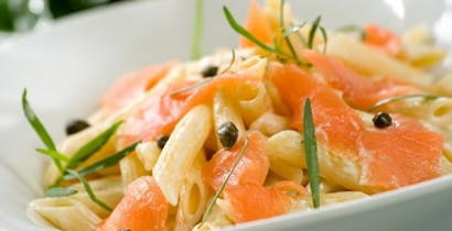 Lachs mit Gorgonzola-Sauce und Salat